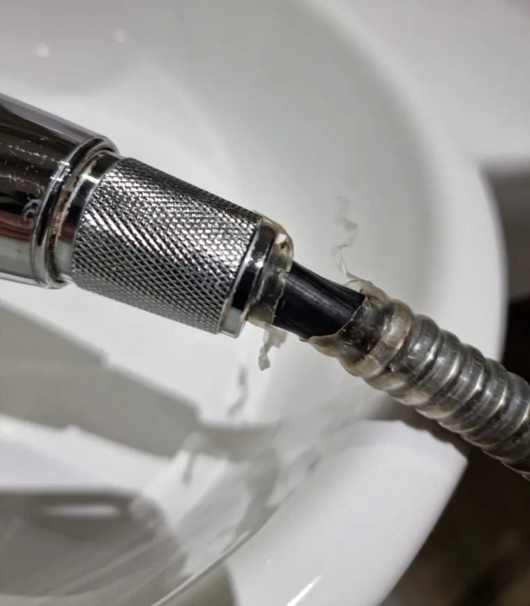 Platili paprenu svotu za produženi vikend, a kad su došli na lokaciju - šok! Ovakvu plijesan, dlačetine i prašinu ni odred za čistoću ne bi riješio