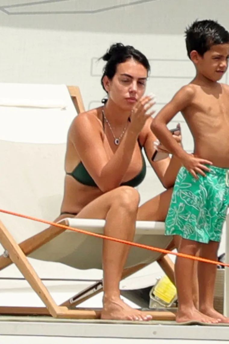 Dojadila joj idila? Sudeći prema fotkama s odmora, Georgina Rodriguez se dosađivala na skupoj jahti u društvu Ronalda