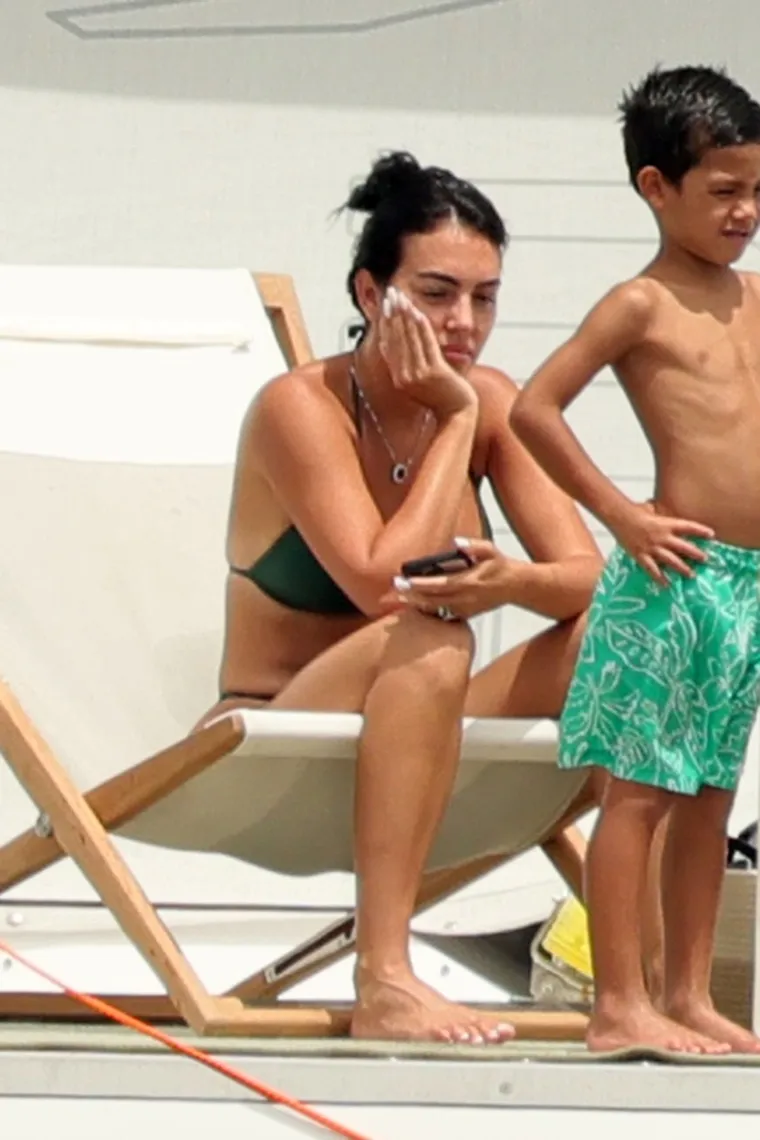 Dojadila joj idila? Sudeći prema fotkama s odmora, Georgina Rodriguez se dosađivala na skupoj jahti u društvu Ronalda