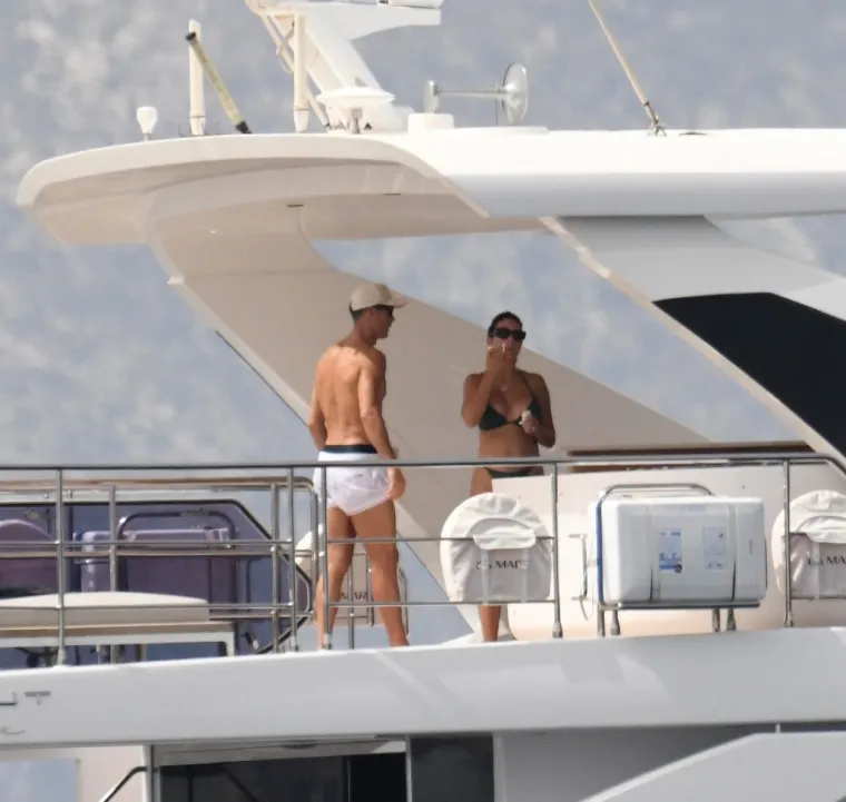 Dojadila joj idila? Sudeći prema fotkama s odmora, Georgina Rodriguez se dosađivala na skupoj jahti u dru&scaron;tvu Ronalda