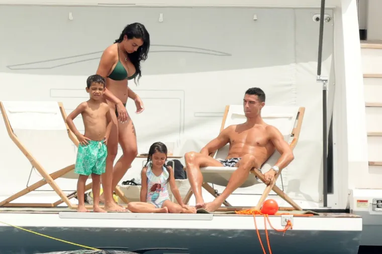 Dojadila joj idila? Sudeći prema fotkama s odmora, Georgina Rodriguez se dosađivala na skupoj jahti u dru&scaron;tvu Ronalda