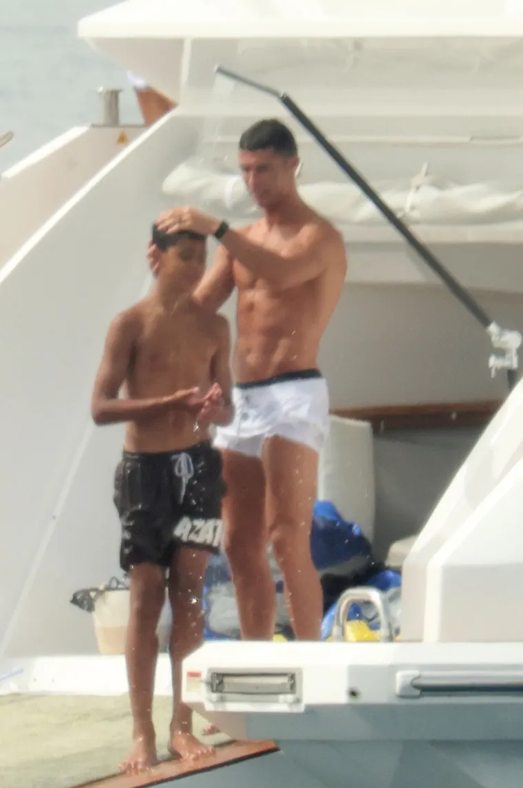 Dojadila joj idila? Sudeći prema fotkama s odmora, Georgina Rodriguez se dosađivala na skupoj jahti u dru&scaron;tvu Ronalda