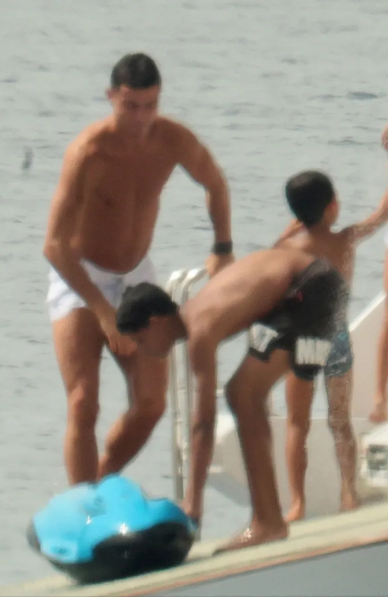 Dojadila joj idila? Sudeći prema fotkama s odmora, Georgina Rodriguez se dosađivala na skupoj jahti u dru&scaron;tvu Ronalda