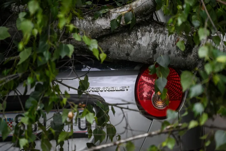 Vjetar nosio limene krovove i ru&scaron;io stabla: Ozlijeđena 15-godi&scaron;njakinja prevezena u bolnicu, a o&scaron;tećeno je i nekoliko vozila