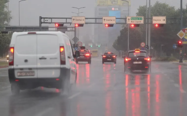 Vjetar nosio limene krovove i ru&scaron;io stabla: Ozlijeđena 15-godi&scaron;njakinja prevezena u bolnicu, a o&scaron;tećeno je i nekoliko vozila