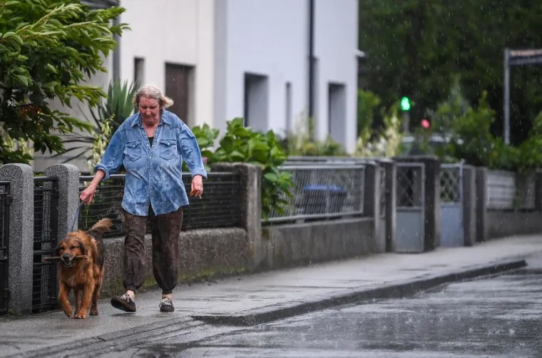 Vjetar nosio limene krovove i ru&scaron;io stabla: Ozlijeđena 15-godi&scaron;njakinja prevezena u bolnicu, a o&scaron;tećeno je i nekoliko vozila