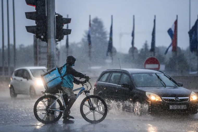 Vjetar nosio limene krovove i ru&scaron;io stabla: Ozlijeđena 15-godi&scaron;njakinja prevezena u bolnicu, a o&scaron;tećeno je i nekoliko vozila