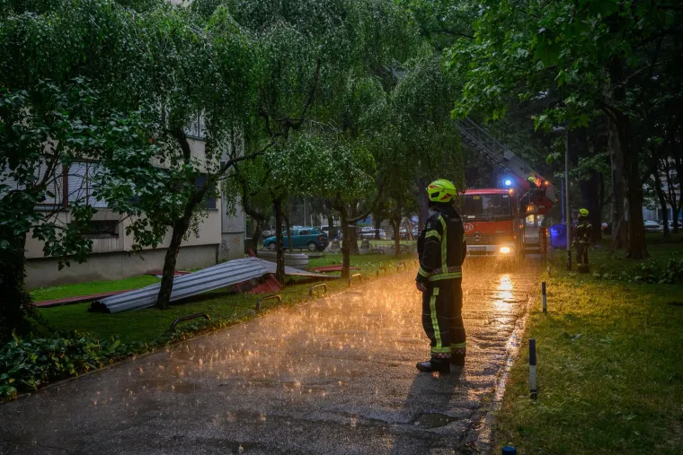 Vjetar nosio limene krovove i ru&scaron;io stabla: Ozlijeđena 15-godi&scaron;njakinja prevezena u bolnicu, a o&scaron;tećeno je i nekoliko vozila