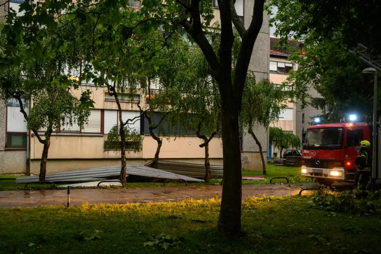 Vjetar nosio limene krovove i ru&scaron;io stabla: Ozlijeđena 15-godi&scaron;njakinja prevezena u bolnicu, a o&scaron;tećeno je i nekoliko vozila