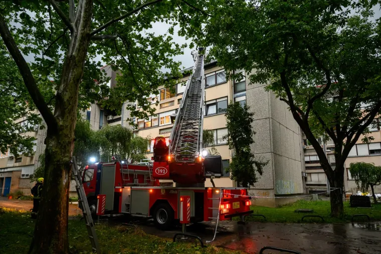 Vjetar nosio limene krovove i ru&scaron;io stabla: Ozlijeđena 15-godi&scaron;njakinja prevezena u bolnicu, a o&scaron;tećeno je i nekoliko vozila