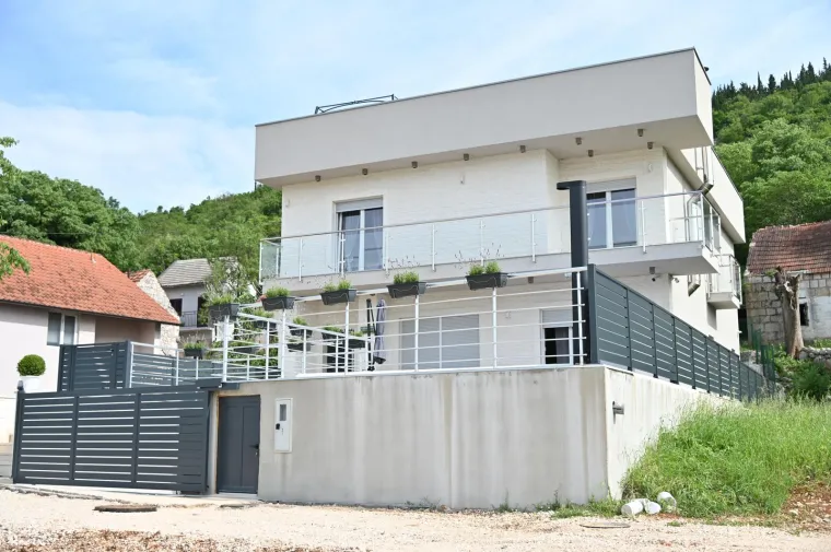 Neda Ukraden pozvala fotoreportere da snime njezinu vilu kod Imotskog: Pogledajte kako izgleda obnovljena Vila Neda u Ukradenima