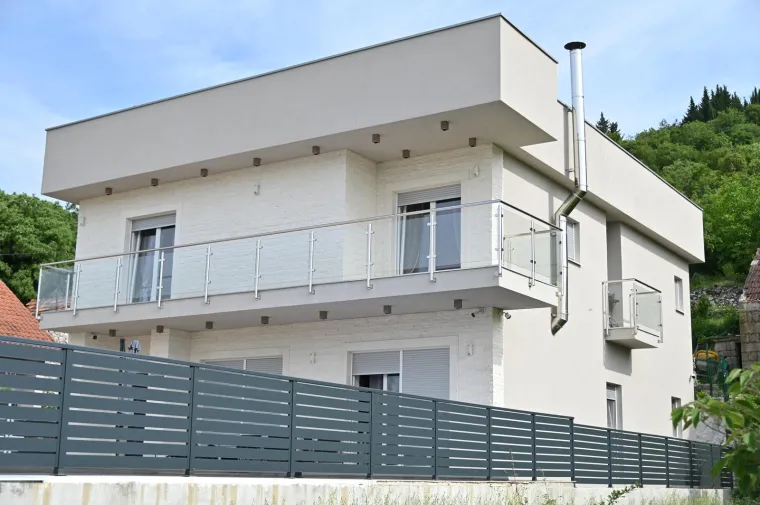 Neda Ukraden pozvala fotoreportere da snime njezinu vilu kod Imotskog: Pogledajte kako izgleda obnovljena Vila Neda u Ukradenima