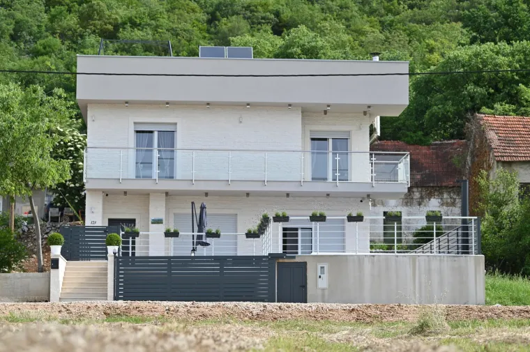 Neda Ukraden pozvala fotoreportere da snime njezinu vilu kod Imotskog: Pogledajte kako izgleda obnovljena Vila Neda u Ukradenima