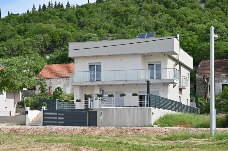 Neda Ukraden pozvala fotoreportere da snime njezinu vilu kod Imotskog: Pogledajte kako izgleda obnovljena Vila Neda u Ukradenima