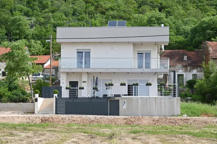 Neda Ukraden pozvala fotoreportere da snime njezinu vilu kod Imotskog: Pogledajte kako izgleda obnovljena Vila Neda u Ukradenima