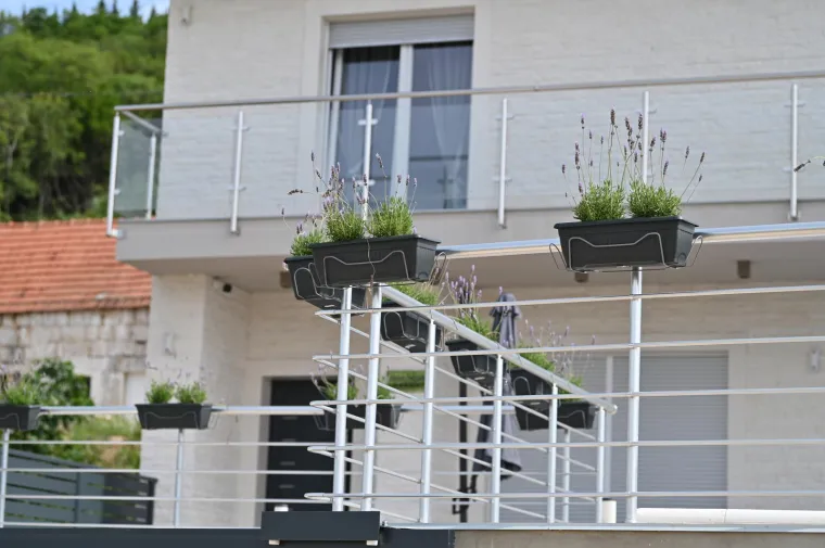 Neda Ukraden pozvala fotoreportere da snime njezinu vilu kod Imotskog: Pogledajte kako izgleda obnovljena Vila Neda u Ukradenima