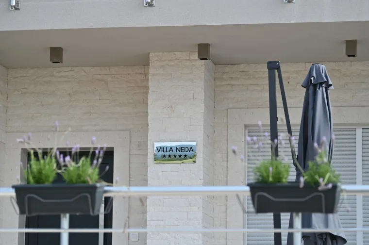 Neda Ukraden pozvala fotoreportere da snime njezinu vilu kod Imotskog: Pogledajte kako izgleda obnovljena Vila Neda u Ukradenima