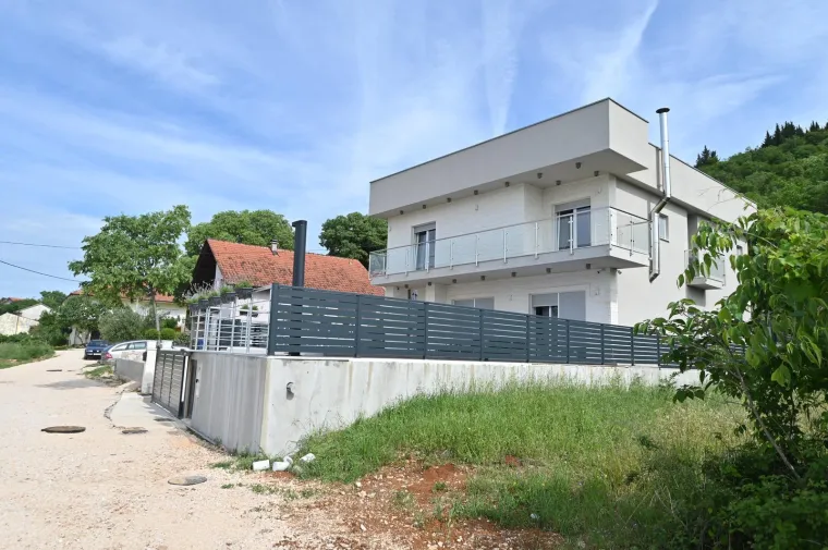 Neda Ukraden pozvala fotoreportere da snime njezinu vilu kod Imotskog: Pogledajte kako izgleda obnovljena Vila Neda u Ukradenima