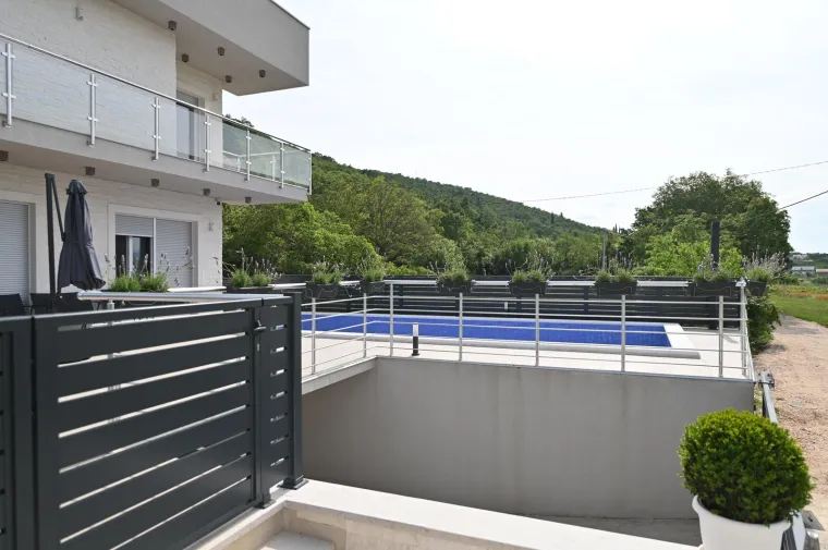 Neda Ukraden pozvala fotoreportere da snime njezinu vilu kod Imotskog: Pogledajte kako izgleda obnovljena Vila Neda u Ukradenima