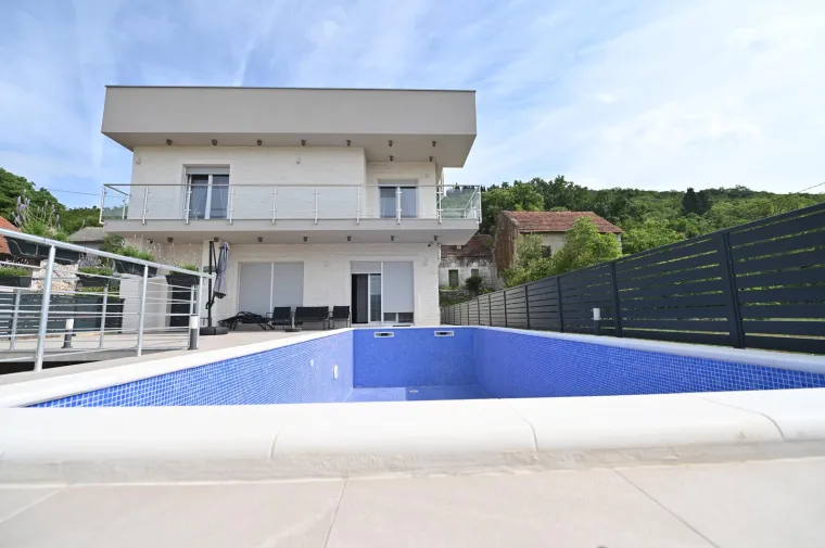 Neda Ukraden pozvala fotoreportere da snime njezinu vilu kod Imotskog: Pogledajte kako izgleda obnovljena Vila Neda u Ukradenima