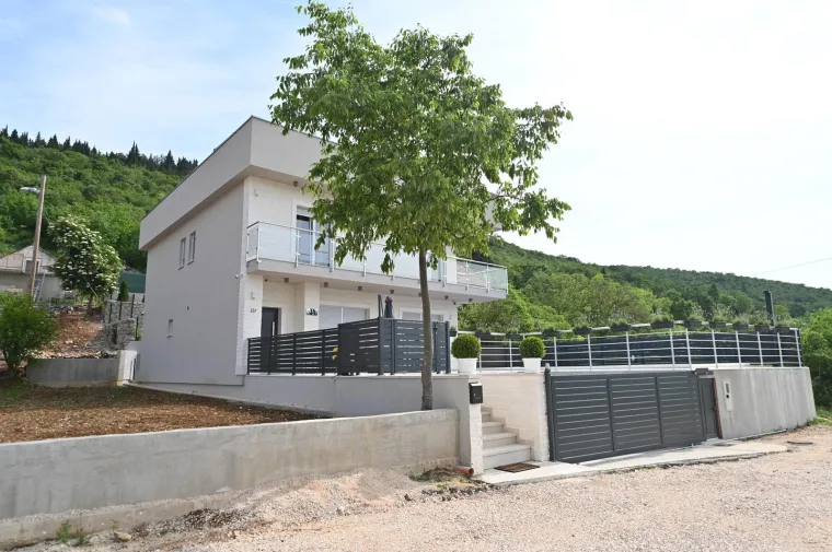 Neda Ukraden pozvala fotoreportere da snime njezinu vilu kod Imotskog: Pogledajte kako izgleda obnovljena Vila Neda u Ukradenima