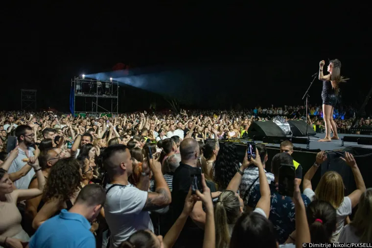 Ceca nakon 10 godina nastupila u srpskom gradiću: 15.000 ljudi pratilo je kako poskakuje  bosonoga u riskantnoj haljini