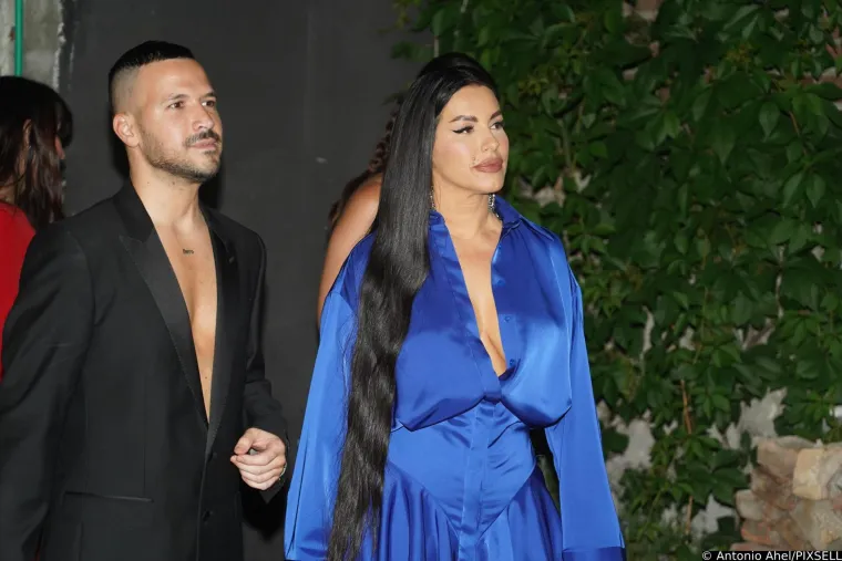 Halteri, podvezice, korzeti... Nikad vatrenija Sara Jo napravila pravi show pred medijima i svojim odabranikom