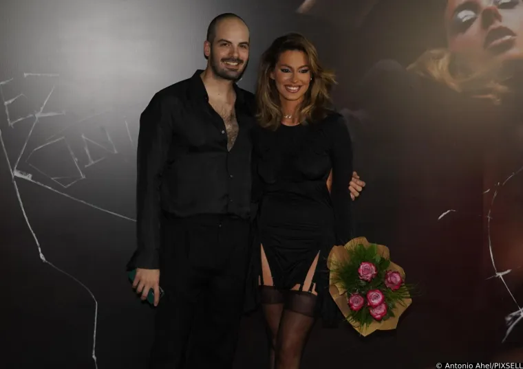 Halteri, podvezice, korzeti... Nikad vatrenija Sara Jo napravila pravi show pred medijima i svojim odabranikom