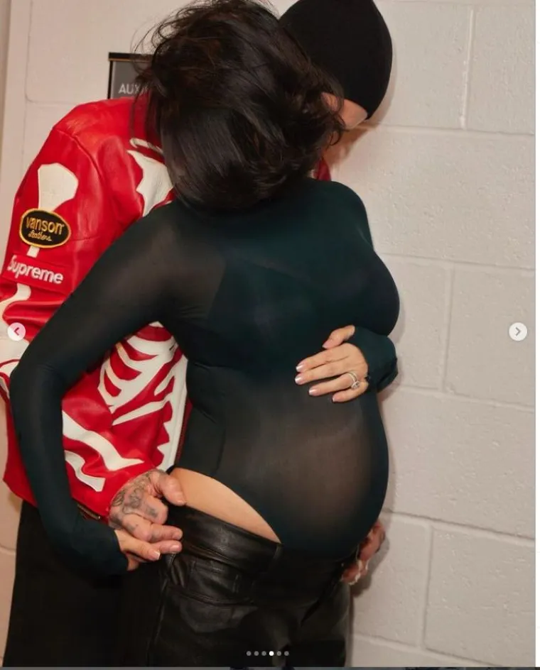 Kourtney Kardashian pozirala u minijaturnom bikiniju pa posvađala javnost: Pobrala je i komplimente i žestoke kritike