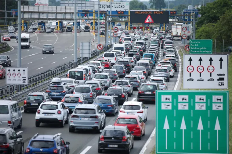 Na Lučkom nesnosne gužve u oba smjera: U smjeru Zagreba kolona je oko 3 km, a na naplati Demerje kilometar