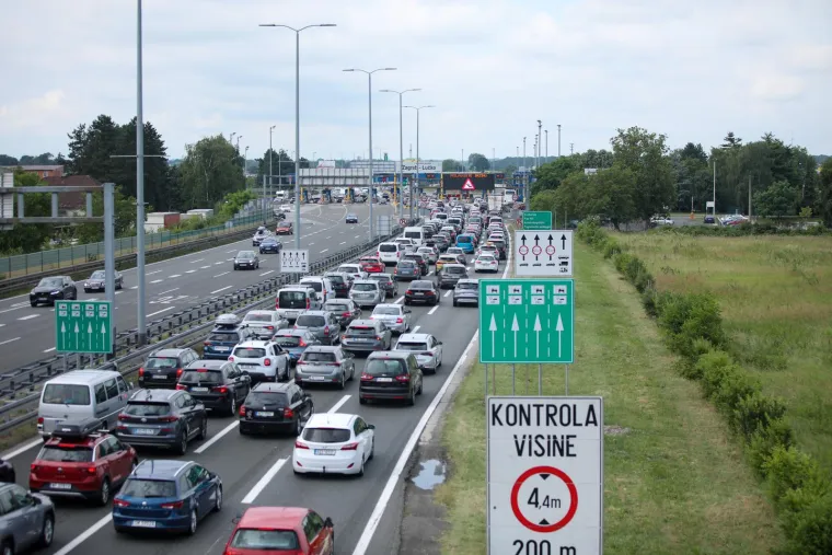 Na Lučkom nesnosne gužve u oba smjera: U smjeru Zagreba kolona je oko 3 km, a na naplati Demerje kilometar