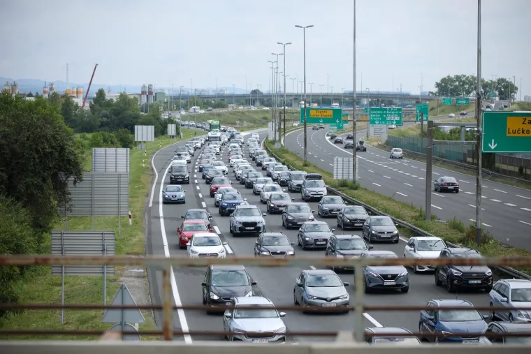 Na Lučkom nesnosne gužve u oba smjera: U smjeru Zagreba kolona je oko 3 km, a na naplati Demerje kilometar