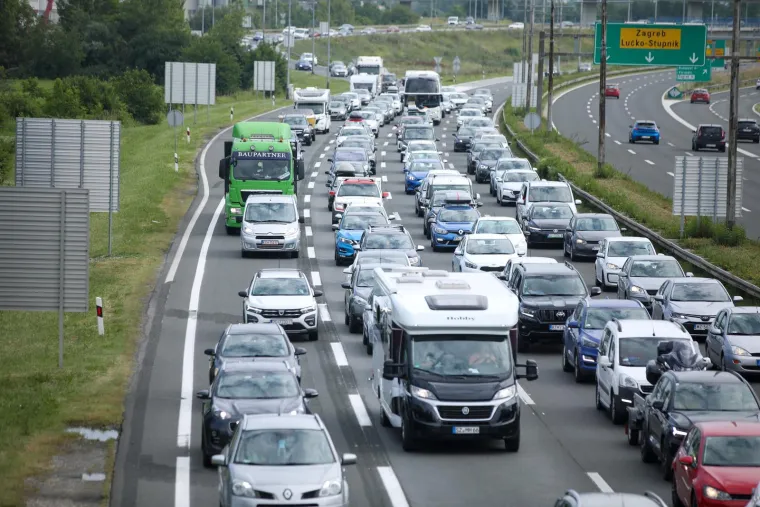 Na Lučkom nesnosne gužve u oba smjera: U smjeru Zagreba kolona je oko 3 km, a na naplati Demerje kilometar