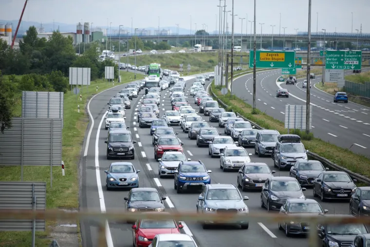 Na Lučkom nesnosne gužve u oba smjera: U smjeru Zagreba kolona je oko 3 km, a na naplati Demerje kilometar