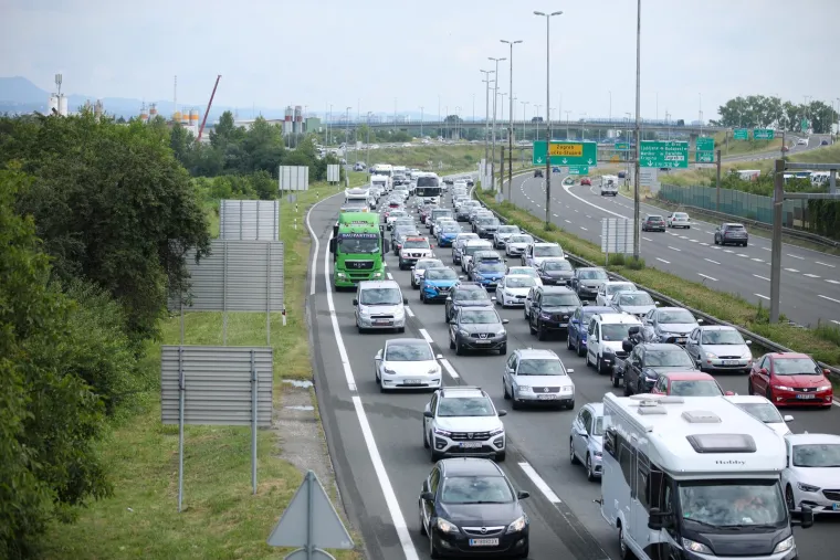 Na Lučkom nesnosne gužve u oba smjera: U smjeru Zagreba kolona je oko 3 km, a na naplati Demerje kilometar
