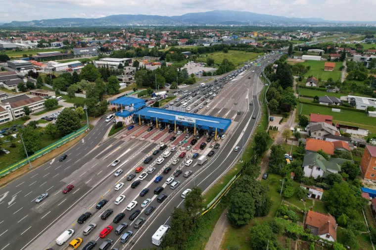 Na Lučkom nesnosne gužve u oba smjera: U smjeru Zagreba kolona je oko 3 km, a na naplati Demerje kilometar