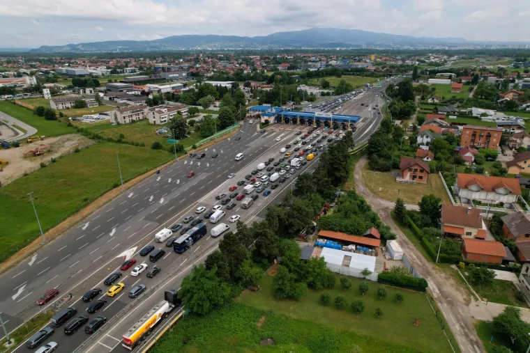 Na Lučkom nesnosne gužve u oba smjera: U smjeru Zagreba kolona je oko 3 km, a na naplati Demerje kilometar