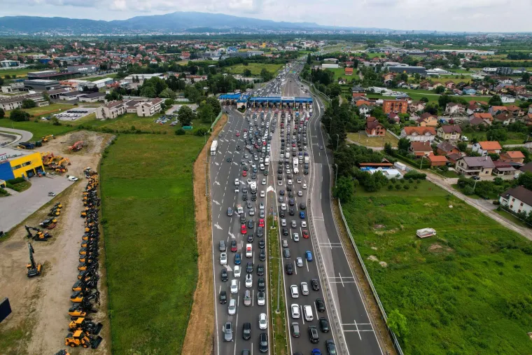 Na Lučkom nesnosne gužve u oba smjera: U smjeru Zagreba kolona je oko 3 km, a na naplati Demerje kilometar