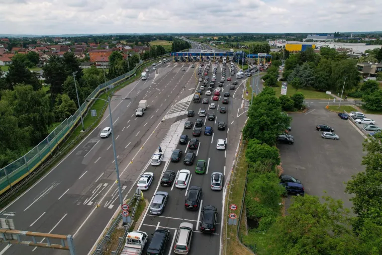 Na Lučkom nesnosne gužve u oba smjera: U smjeru Zagreba kolona je oko 3 km, a na naplati Demerje kilometar