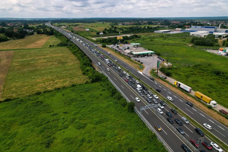 Na Lučkom nesnosne gužve u oba smjera: U smjeru Zagreba kolona je oko 3 km, a na naplati Demerje kilometar