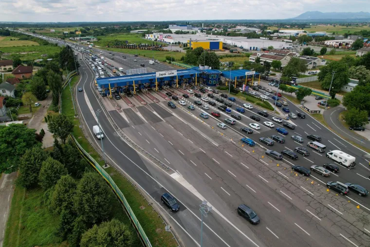 Na Lučkom nesnosne gužve u oba smjera: U smjeru Zagreba kolona je oko 3 km, a na naplati Demerje kilometar