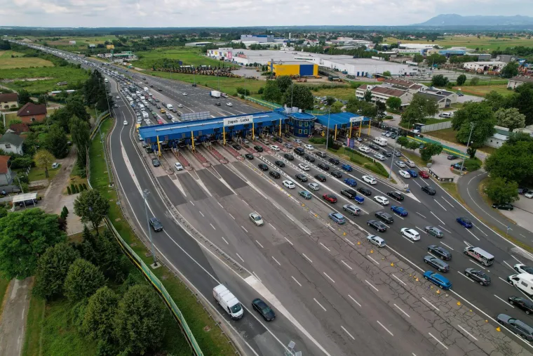 Na Lučkom nesnosne gužve u oba smjera: U smjeru Zagreba kolona je oko 3 km, a na naplati Demerje kilometar