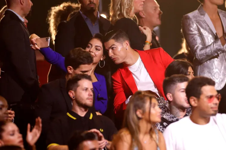 Nije njima uopće lo&scaron;e: Georgina pokazivala savr&scaron;enu guzu u tangicama, a Cristiano se zadovoljno smje&scaron;kao