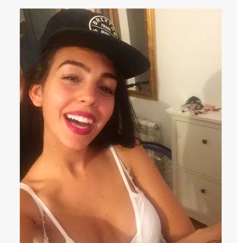 Nije njima uopće lo&scaron;e: Georgina pokazivala savr&scaron;enu guzu u tangicama, a Cristiano se zadovoljno smje&scaron;kao