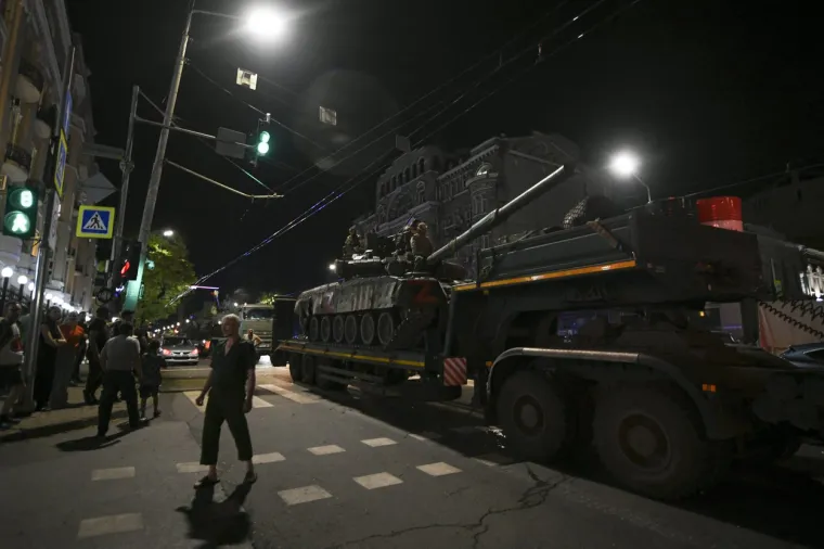 FOTO Prigožinov pogled kad odlazi, građani koji plje&scaron;ću vojnicima. Ovako su Wagnerovci ispraćeni iz Rostova