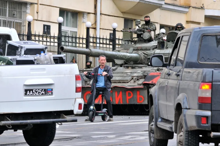 &quot;Oni su neovisni borci. Dobivali su bolje obroke. Drukčije su se odijevali&quot;, rekao je bojnik američke vojske Mike Lyons. &quot;Ne mislim da će ih se lako asimilirati u rusku vojsku i poslati natrag tamo na front. Tako da mislim da će biti problema. Možda će se neki odvojiti. Možda će neki odlučiti prebjeći i dati podatke Ukrajini. Ti ljudi su lojalni čovjeku, Prigožinu, a ne zemlji, ne misiji. Mislim da imamo puno više pitanja na koja trenutno nema odgovora&quot;, komentirao je.