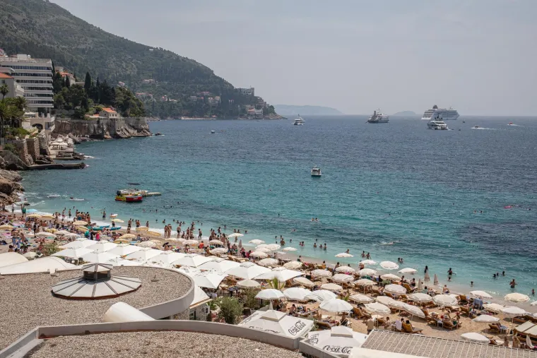 Ljeto se još nije ni zahuktalo, a na plažama su već gužve: Pogledajte, na ovoj jedva da ima mjesta za ručnike