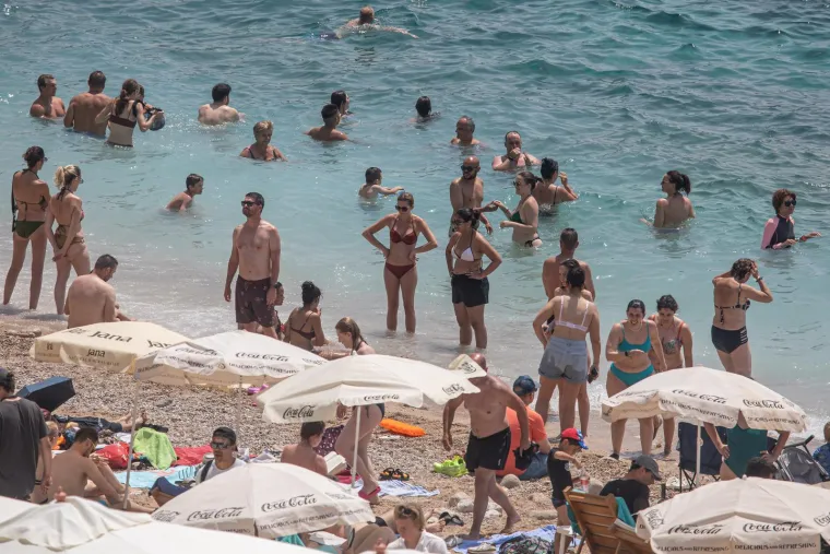 Ljeto se još nije ni zahuktalo, a na plažama su već gužve: Pogledajte, na ovoj jedva da ima mjesta za ručnike