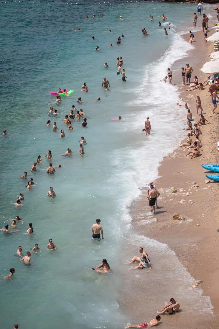 Ljeto se još nije ni zahuktalo, a na plažama su već gužve: Pogledajte, na ovoj jedva da ima mjesta za ručnike