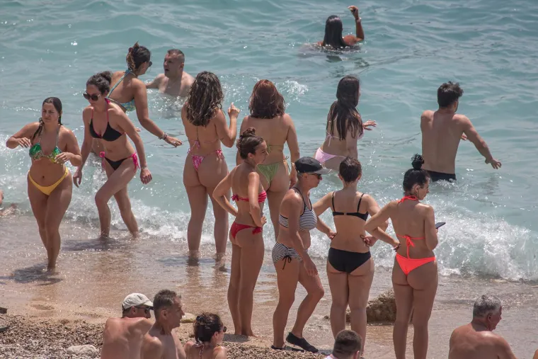 Ljeto se još nije ni zahuktalo, a na plažama su već gužve: Pogledajte, na ovoj jedva da ima mjesta za ručnike